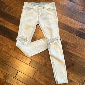 NWOT 31 x 34 light wash jeans with holes in the knees by mnml